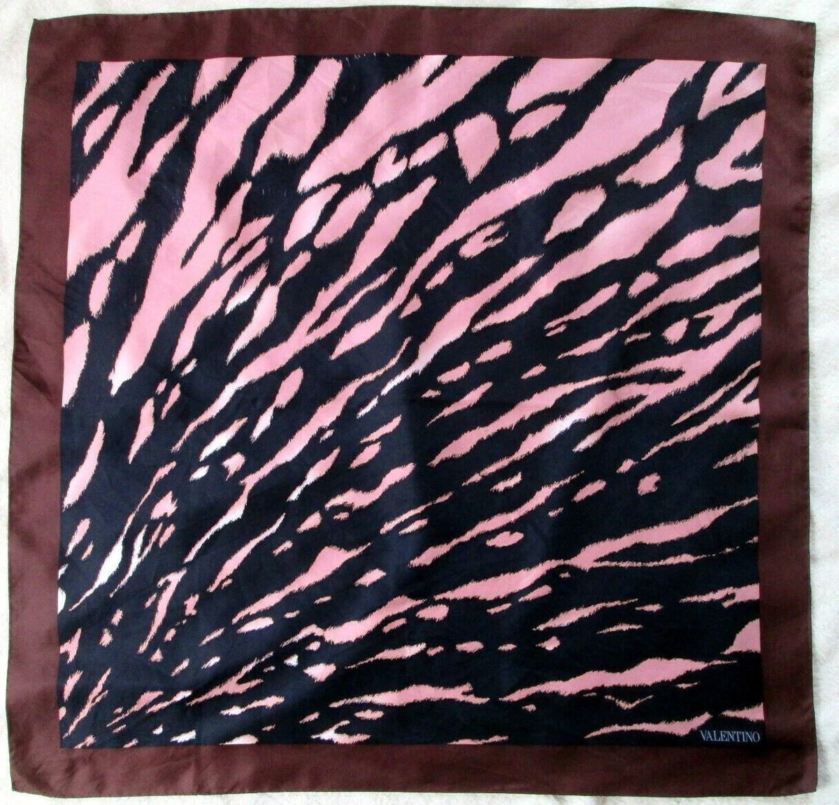 Foulard Carré VALENTINO Vintage En Soie – Bordeaux Et Or – 85 X 88 Cm – Mousseline – Occasion élégante