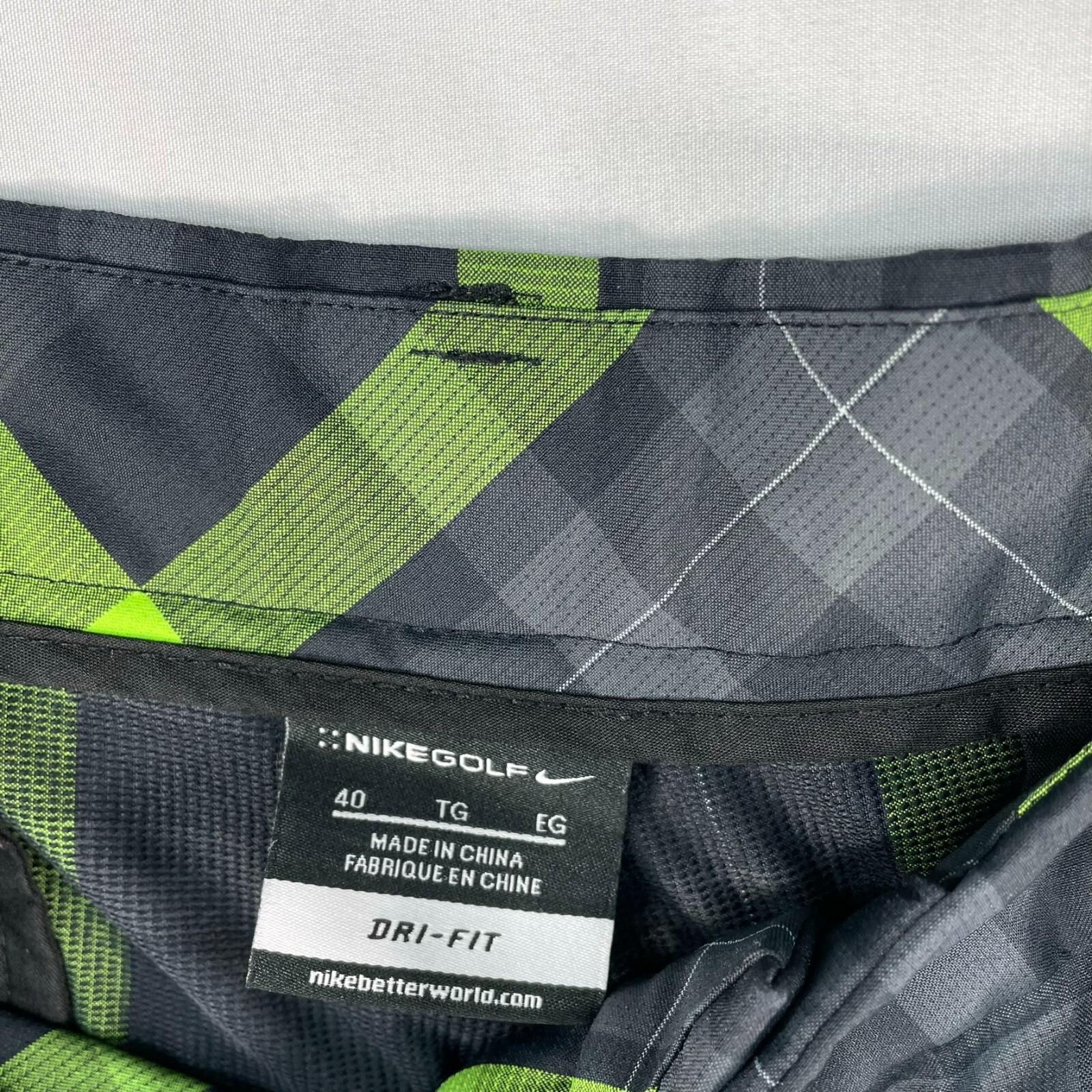 Nike Golf Shorts Mens size 40 Black Green Plaid Flat Front Stretch