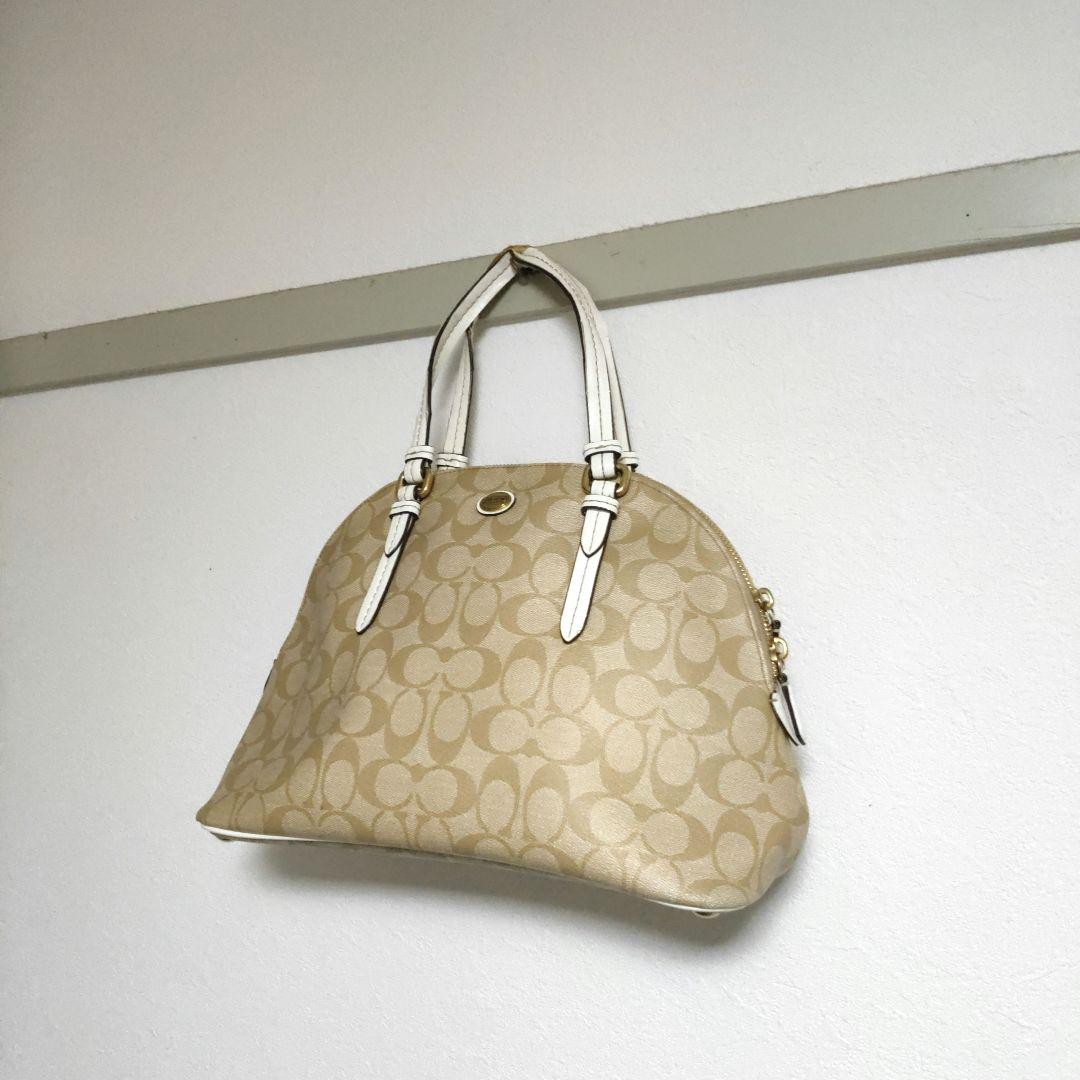 Coach Signature Shoulder Bag in Beige & White Brand New with VIN