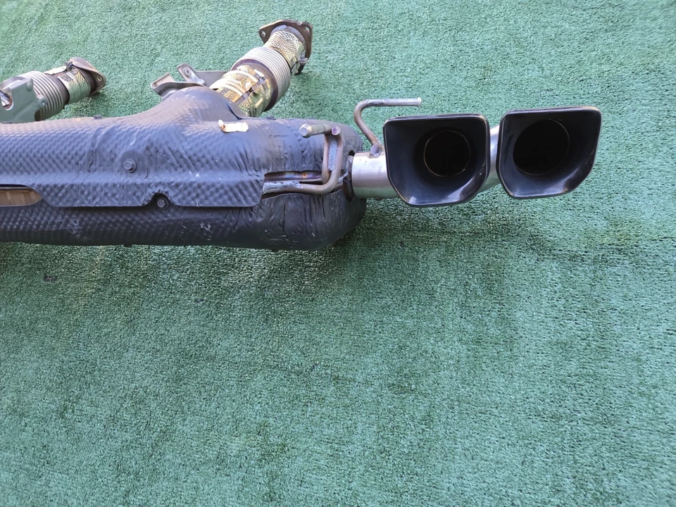 Chevrolet Corvette C8 OEM Z51 Performance escape puntas negras Foto 3 de 4