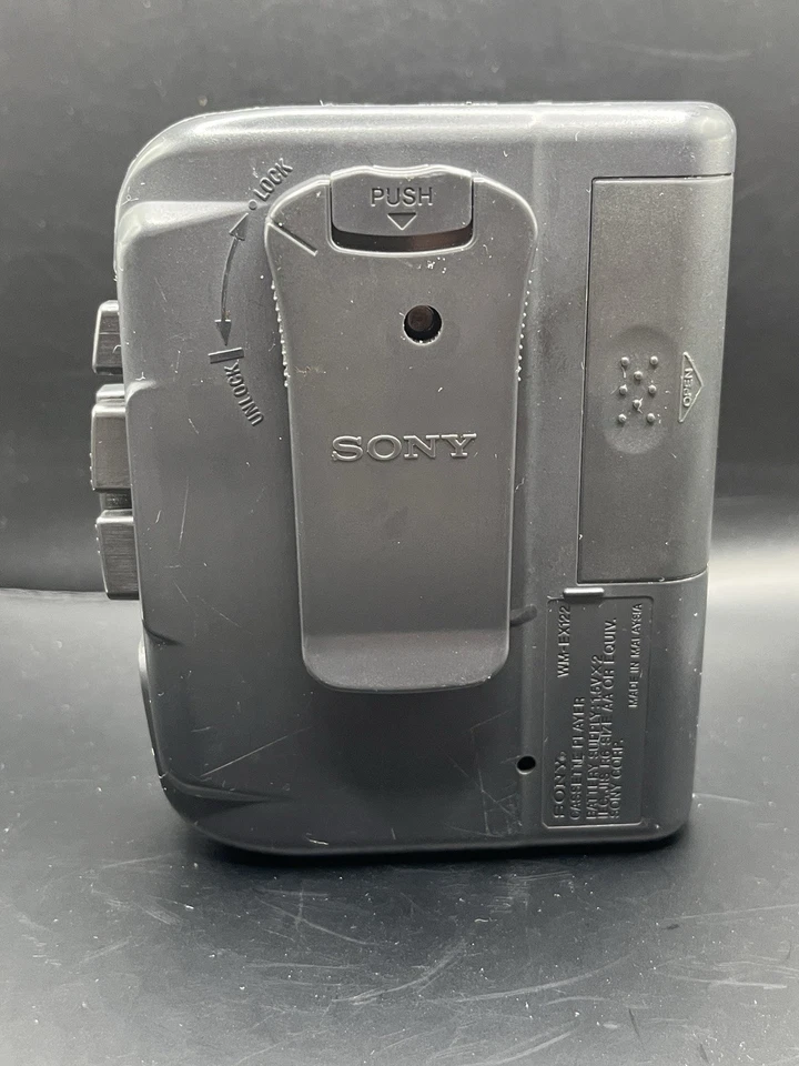 Reproductor de casete retro Sony Walkman WM-EX122 con clip - reparado, probado y funcionando Foto 3 de 4