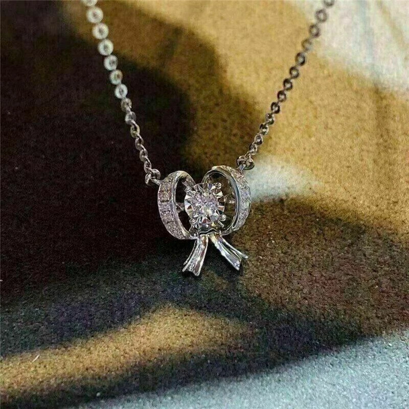 VETEMENTS Ciondolo Fiocco Diamante Simulato Taglio Rotondo Simulato 1 64 carati Placcato Oro Bianco 14k