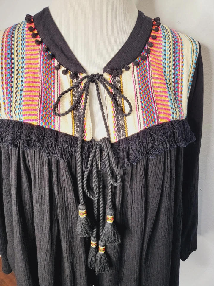 Blusa RAHI CALI Top Para Mujer Mediana Negra Colorida Tejida Borla Corbata Frontal Fluida Foto 3 de 4