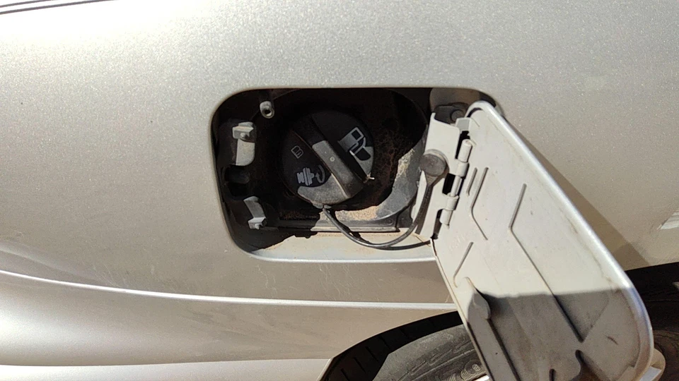 Гриф топливного бака 99-05 Pontiac Sunfire в сборе с оригинальной крышкой бензобака 2 двери 22615853 - Изображение 3 из 4