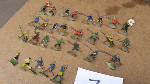 PLAT D'ÉTAIN PETITS SOLDATS Ht 3 cm FRANCE DÉBUT XXè BON ÉTAT EUR 10,00