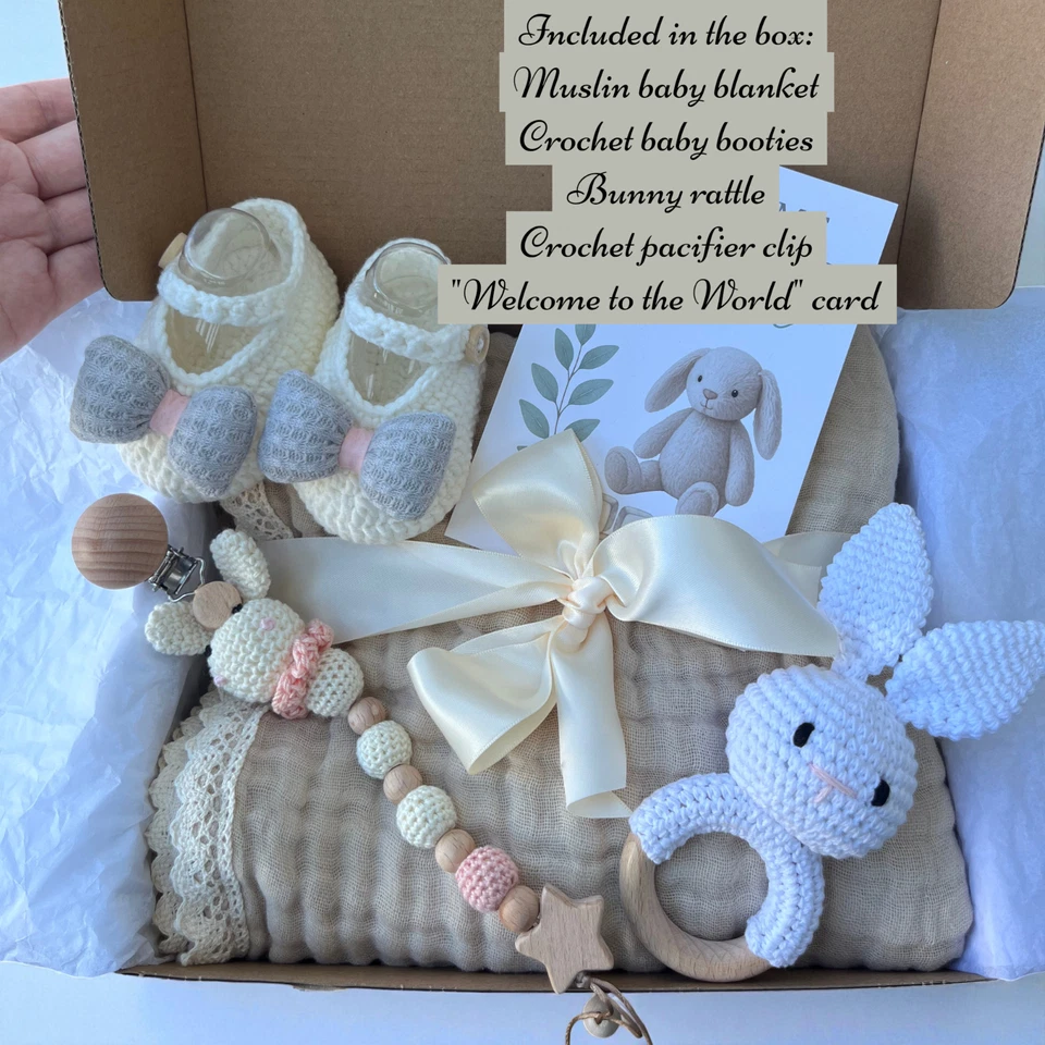 Caja de regalo para bebé recién nacido, manta de muselina, botines, sonajero, clip para chupete, caja para bebé Foto 2 de 4