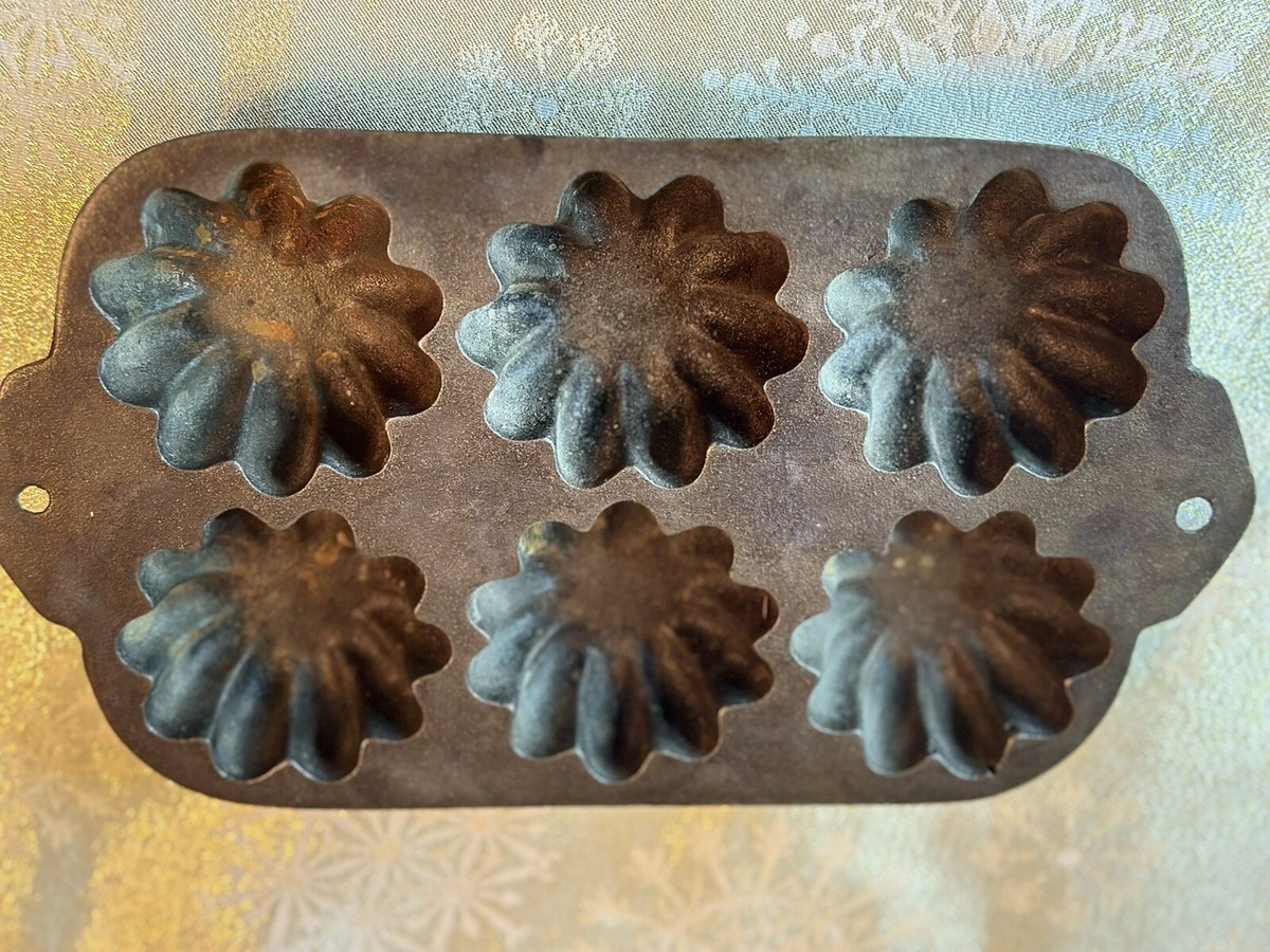 Vintage Cast Iron Cup Mini Bundt Cakes Muffin Pan Last A Life Made In USA  !!