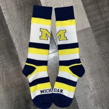 MICHIGAN WOLVERINES NCAA COLLEGE LOGO WOMENS PRO STRIPE FUZZY SOCKS WHITE