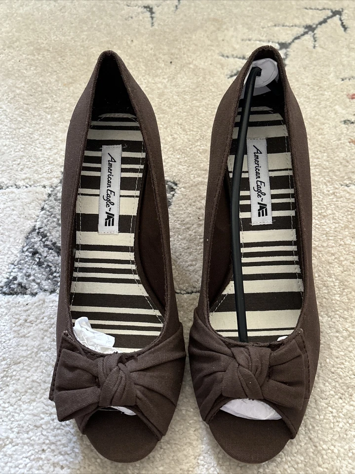 Zapatos American Eagle para mujer 8 marrón lona punta abierta frontal arco cuña corcho 3"" Foto 2 de 4