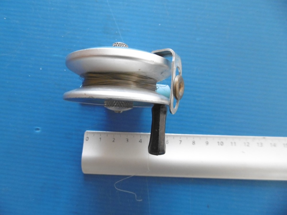 Moulinet de pêche vintage en métal PRATIC. Fabriqué en FRANCE - France