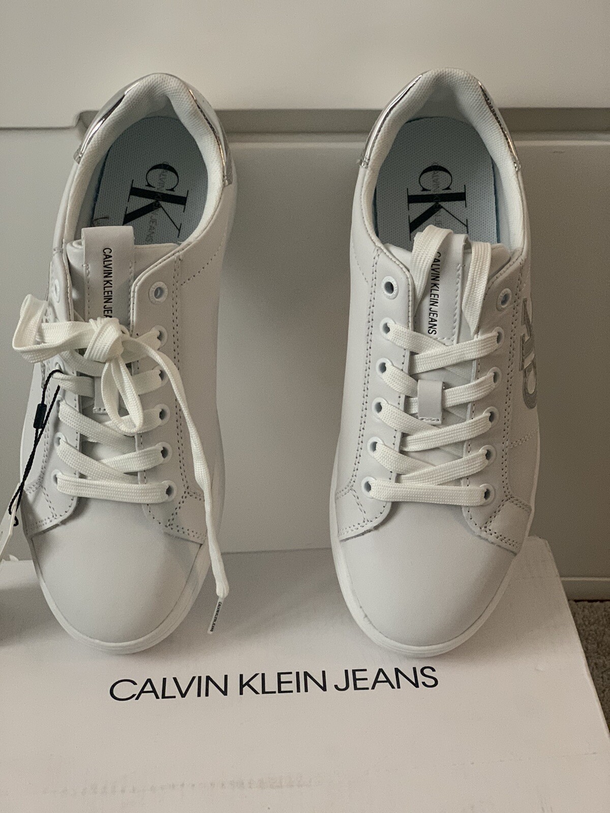 Descubrir 75+ imagen calvin klein white pumps Thptnganamst.edu.vn