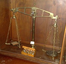 BILANCIA ANTICA  di precisione con vetrinetta