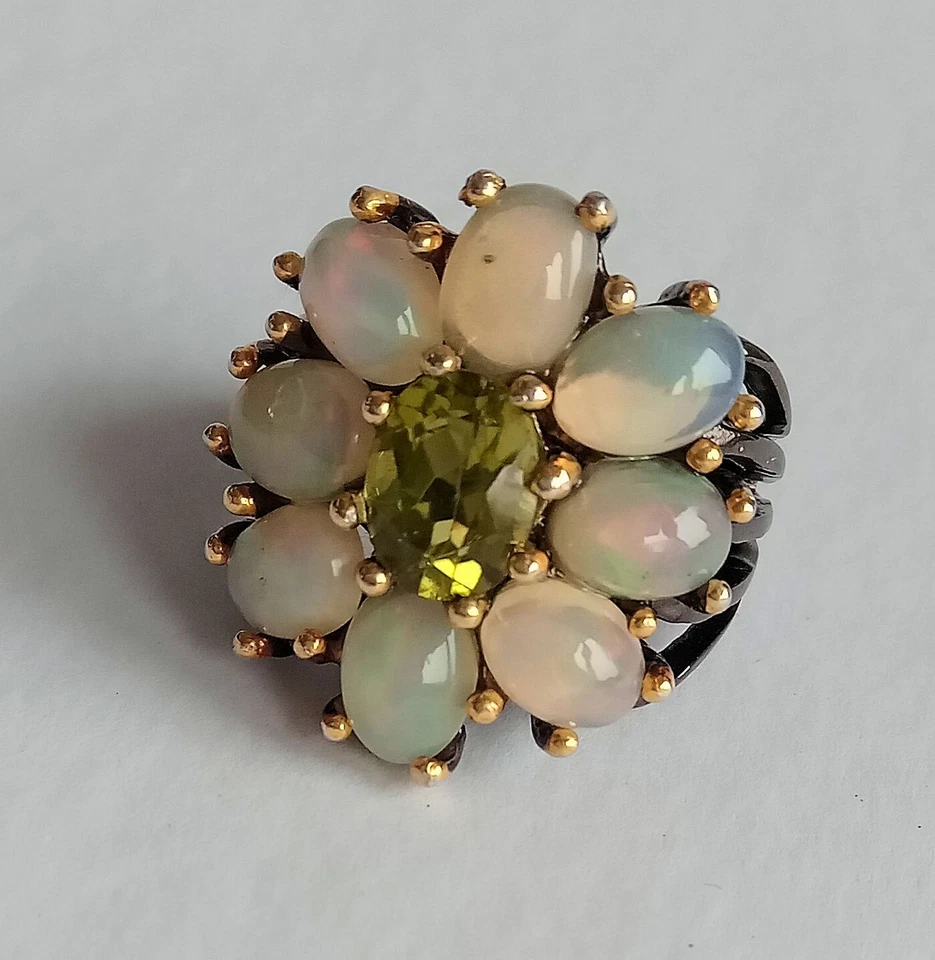 ANELLO IN ARGENTO STERLING 925 BRUNITO CON OPALI DI WELO E PERIDOTI NATURALI - Immagine 3 di 4