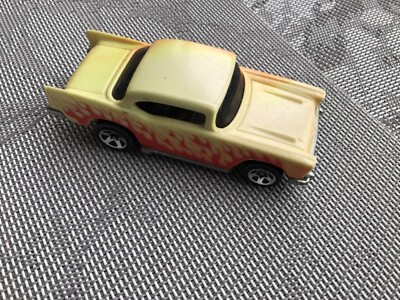 '57 Chevy Hot Wheels Spielzeugauto gelb/gold Made in Thailand 