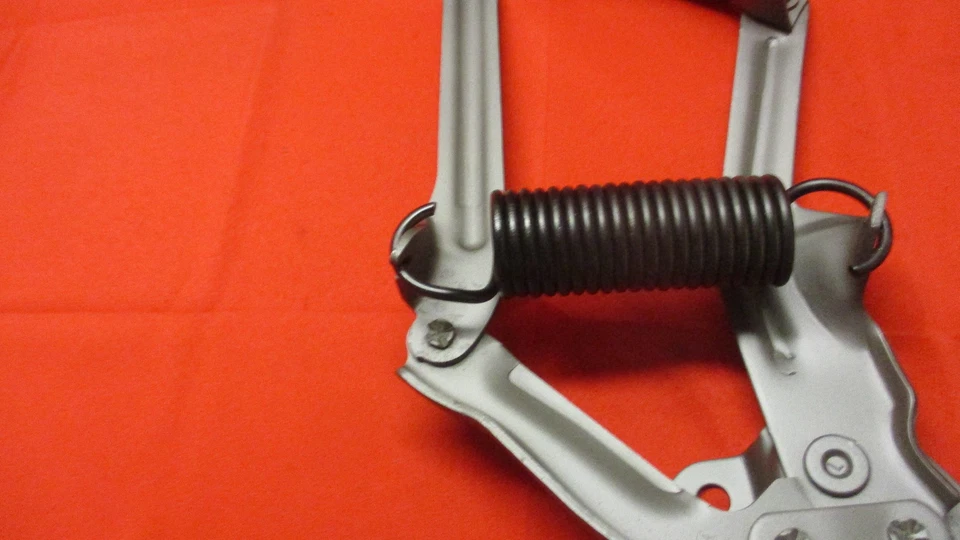 Buick Skylark y GS 1969 par de bisagras de capó originales Foto 4 de 4