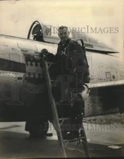 1954 Press Photo Colonel John A. Dunning boards plane - sam00744