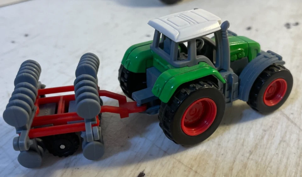 Pequeño depósito de chatarra diecast tractor verde Foto 3 de 4