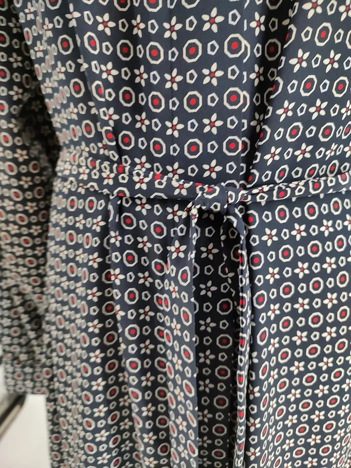 Leslie Fay Woman Blue Dot Shirt Dress Size 14 Hidden Buttons Pockets Fabric Tie - Image 4 of 4