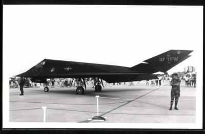 Fotografie Flugzeug Lockheed F-117 Nighthawk, Tarnkappenbomber der USAF, Kennun 
