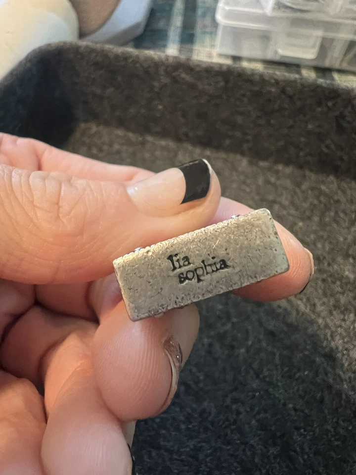 Colgante vintage con pergamino de marcasita de Lia Sophia, estampado Foto 3 de 4