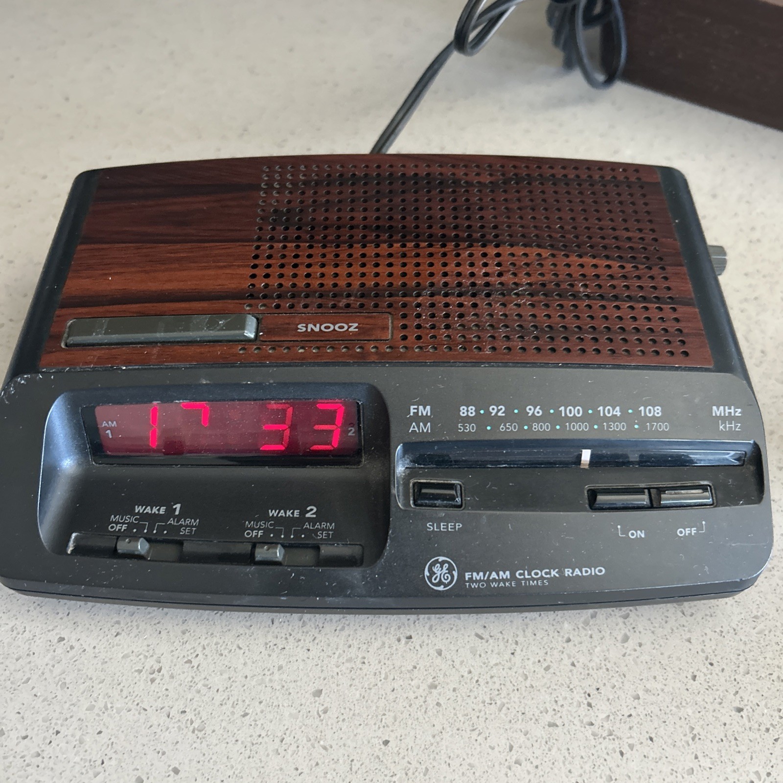 Vintage GE AM/FM Clock Radio Dual Alarm Wood Grain Red LED Tested Works photo Vintage GE AM/FM Clock Radio Dual Alarm Wood Grain Red LED Tested Works featured image