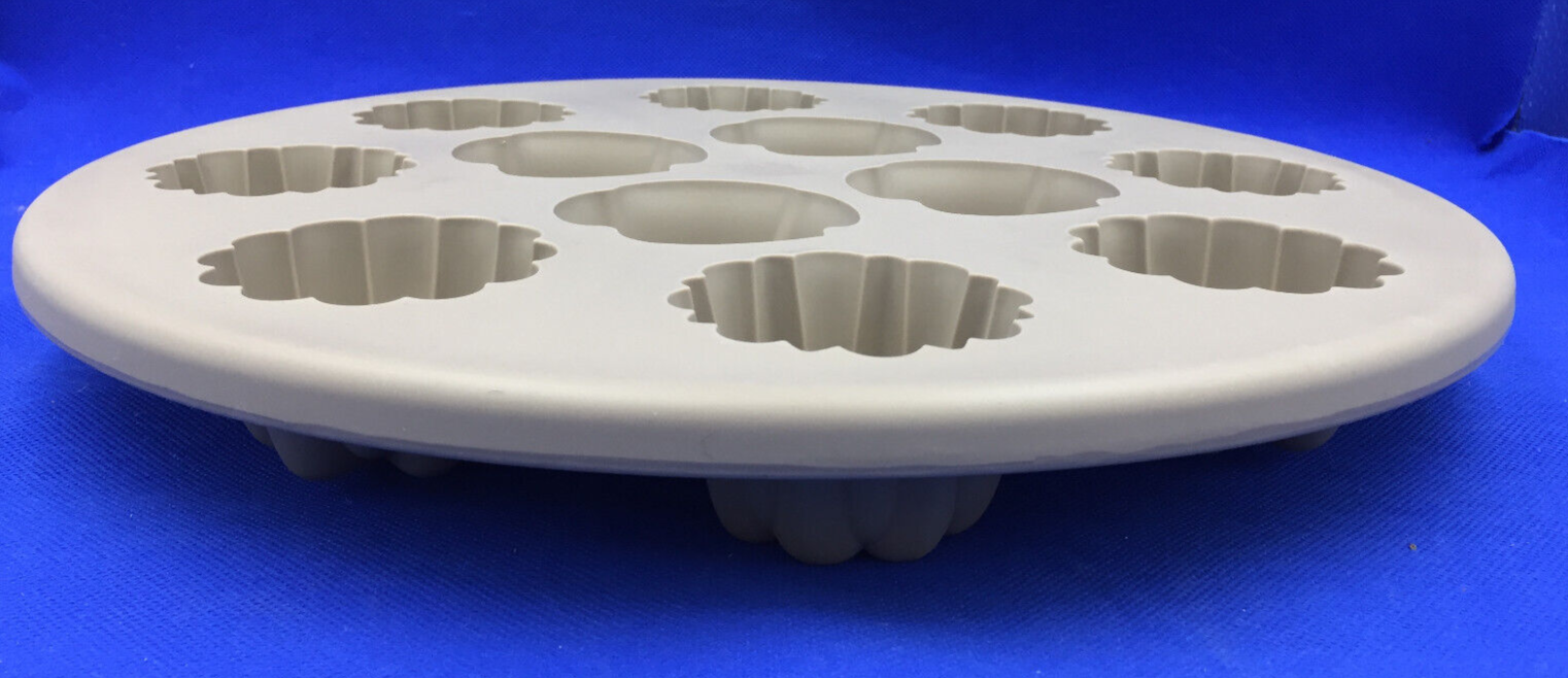 Pampered Chef Silicon Bakeware Floral Cupcake Pan 1613 New in the