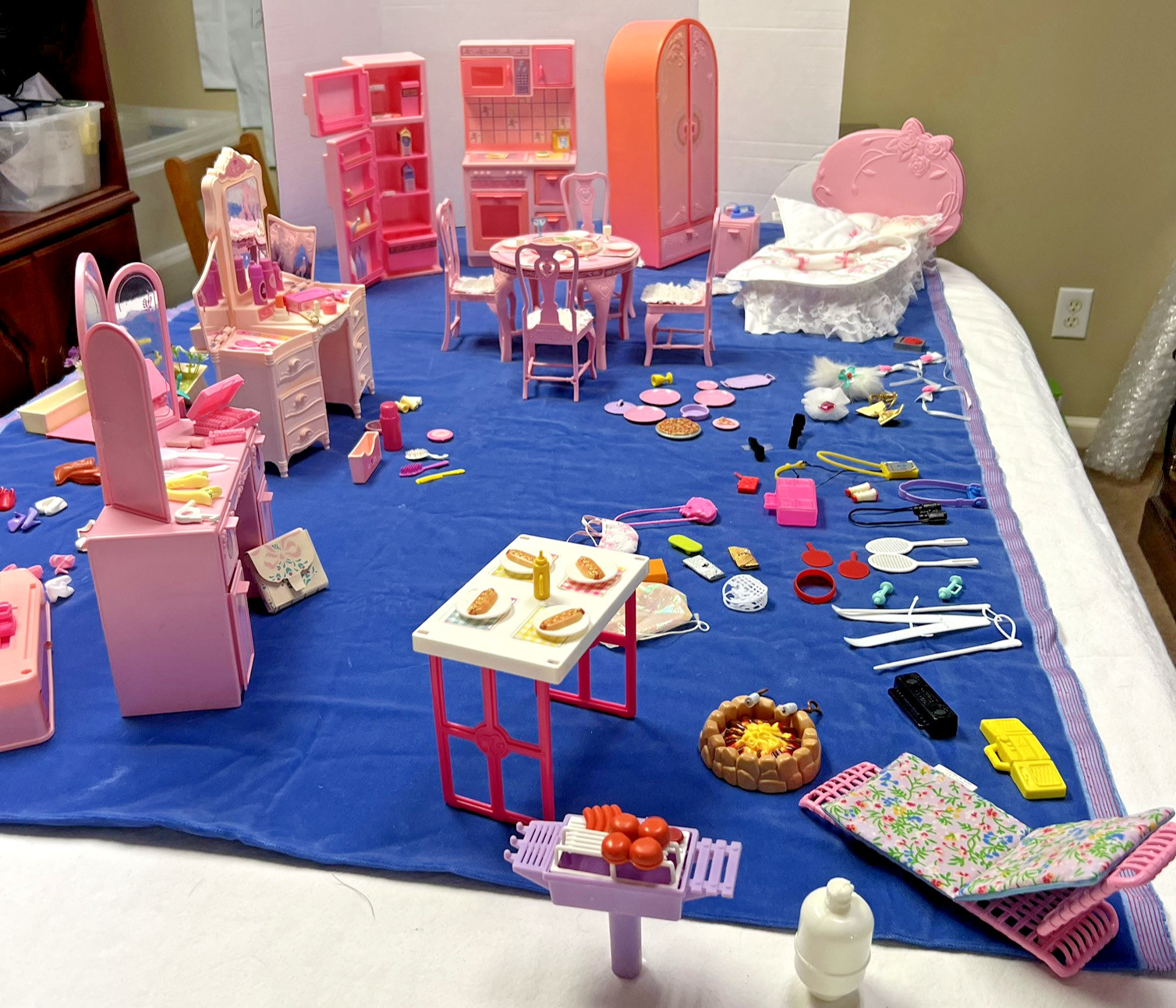 BARBIE FURNITURE LOT 1980s CLEAN SweetRoses Dressers Bed Frig Oven Table Chairs