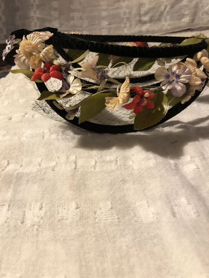 1940/50s Woman's Har - Mesh & Flowers on Velvet Frame - Airy and Elegant! - Image 3 of 4
