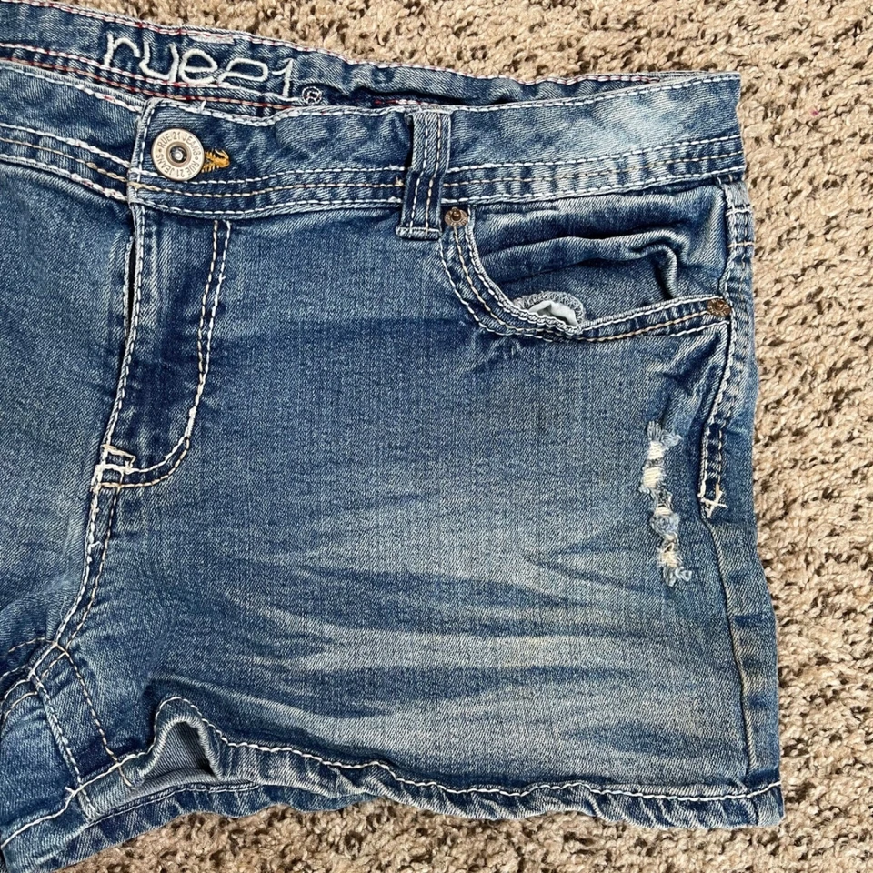 Shorts jeans Rue21 13/14 desgastado lavagem média bolsos enfeitados Y2K cintura baixa - Imagem 3 de 4