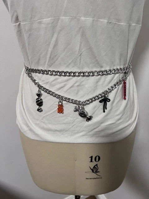 Cinturón de cadena con dijes de caramelo. Diseñado por Betsey Johnson. Cinturón cintura o cadera Foto 2 de 4