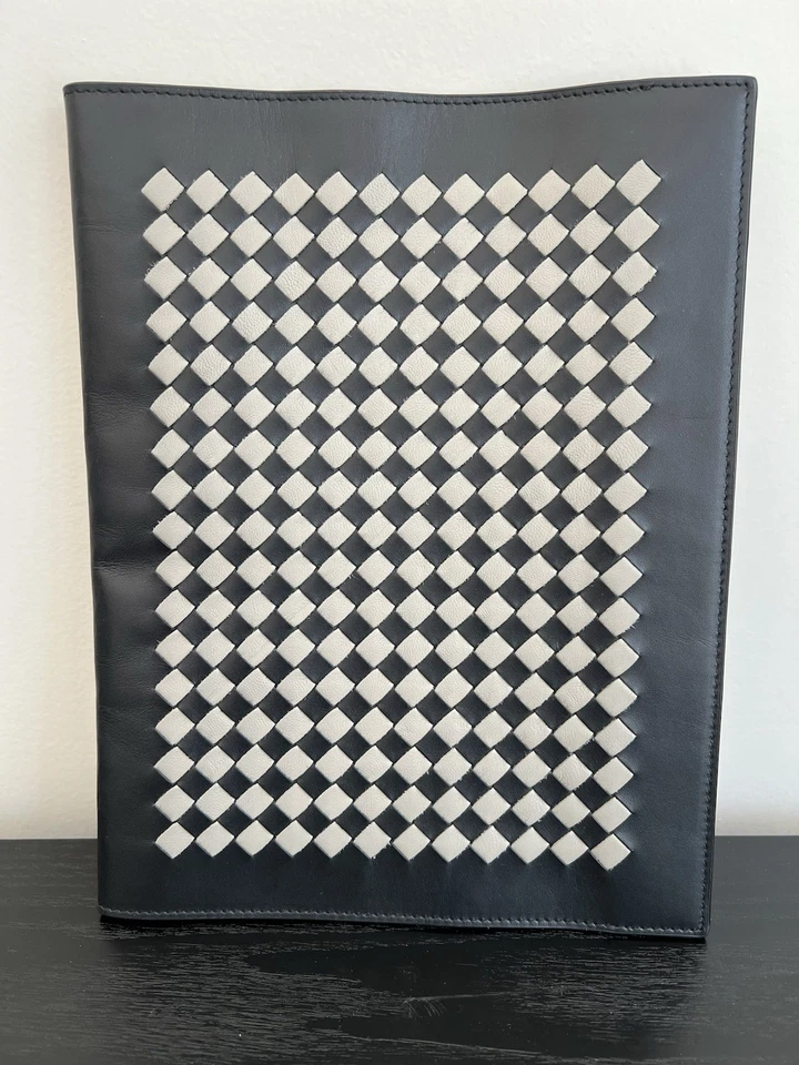 Funda de cuero para iPad Bottega Veneta negra y gris Foto 2 de 4