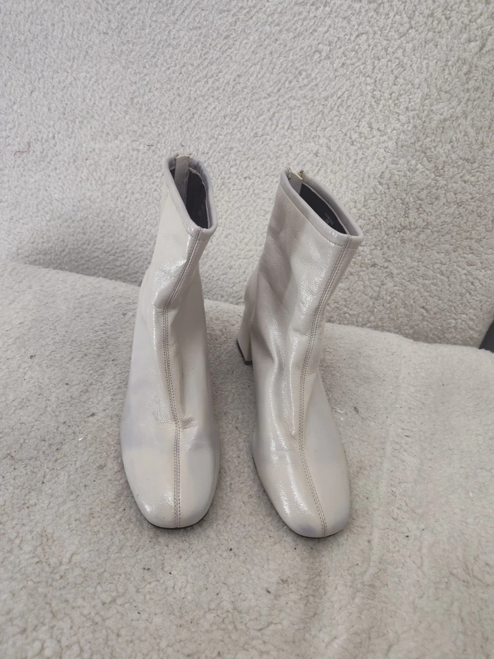 Botas de mujer Zara 7,5 blanco roto charol tirar con cremallera tacón bloque zapatos Foto 2 de 4