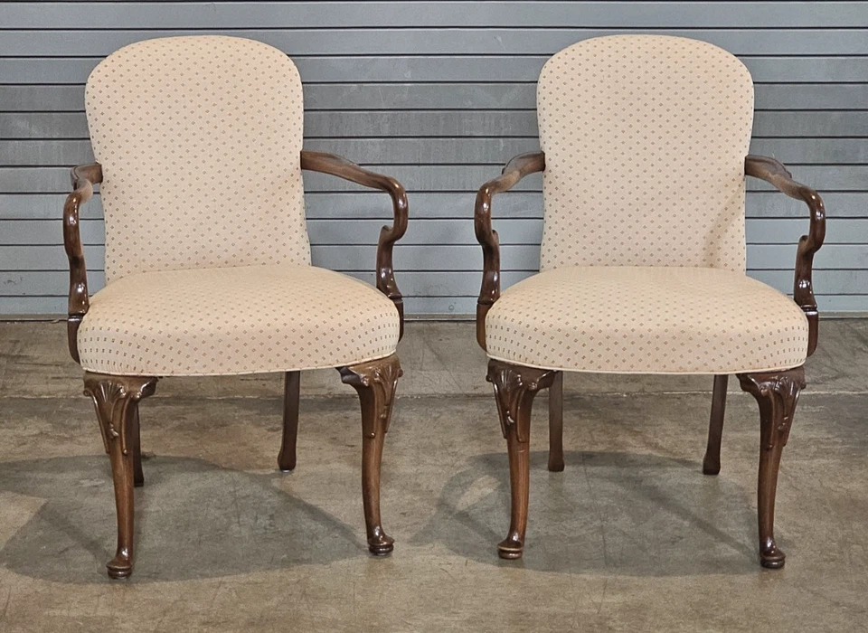 Par de sillones tapizados estilo reina Ana Hickory Foto 2 de 4