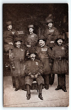 c1910 TOWER OF LONDON GROUP OF YEOMEN WARDERS UNDRESS UNIFORM POSTCARD P6290