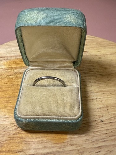 Antique 18K White Gold BELAIS Engraved Wheat Pattern Wedding Band, Size 7.5 Box - Picture 2 of 7
