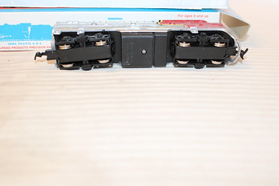 HO Scale Model Power, F3 Diesel Locomotive Santa Fe Warbonnet Red, NO # - 6730 - Image 4 of 4