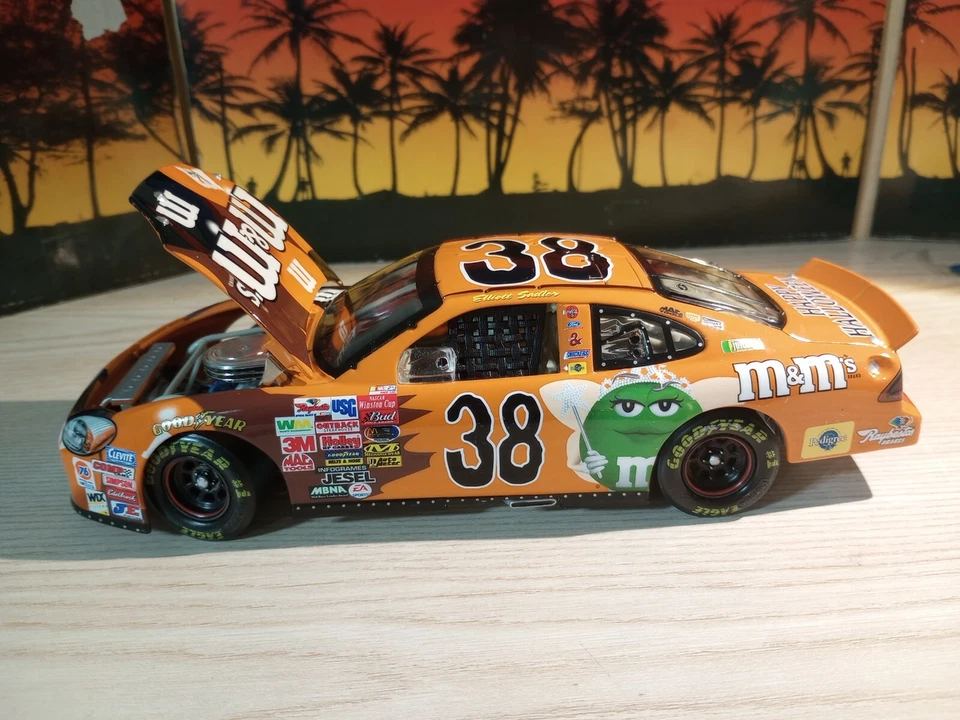 Action Platinum Elliott Sadler 2003 Taurus M&M's Halloween 1 de 480, Banco Foto 2 de 4