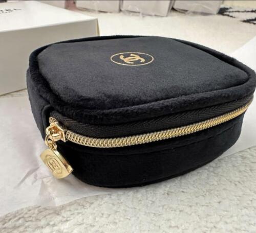Chanel novelty velor pouch with mirror black gold - 第 1/4 張圖片
