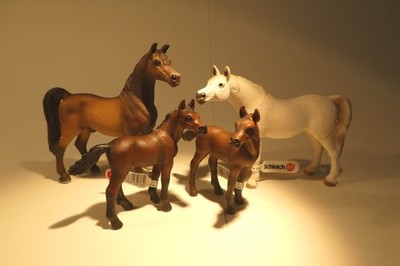 Schleich Pferde 13629 / 13630 / 13276 Araber-Familie (4) mit Fähnchen