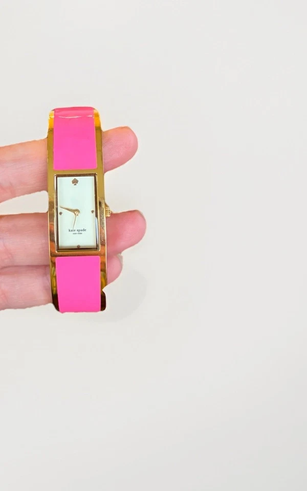 Reloj Brazalete Kate Spade Carrusel Hot to Trot Rosa sobre Base Chapada en Oro Foto 2 de 4
