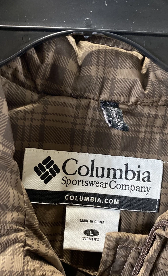 Chaqueta acolchada de invierno con capucha desmontable a cuadros marrón Columbia para mujer talla grande Foto 3 de 4