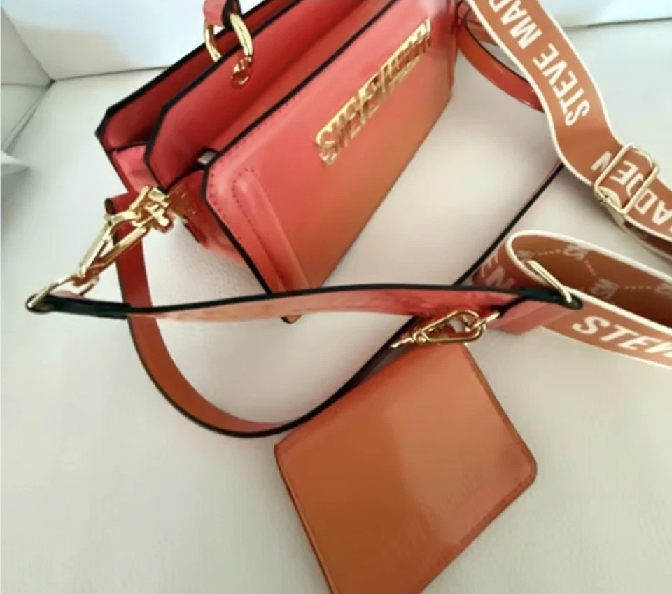 Bolso Bandolera Steve Madden Bevie Naranja Ombre con Tarjeta de Crédito Llavero Foto 3 de 4