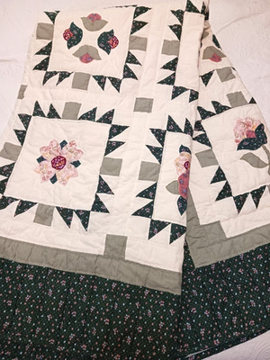 Pretty Applique & Patchwork Quilt w Pink Mauve Green Flowers 80x82 + Shams Sampl
