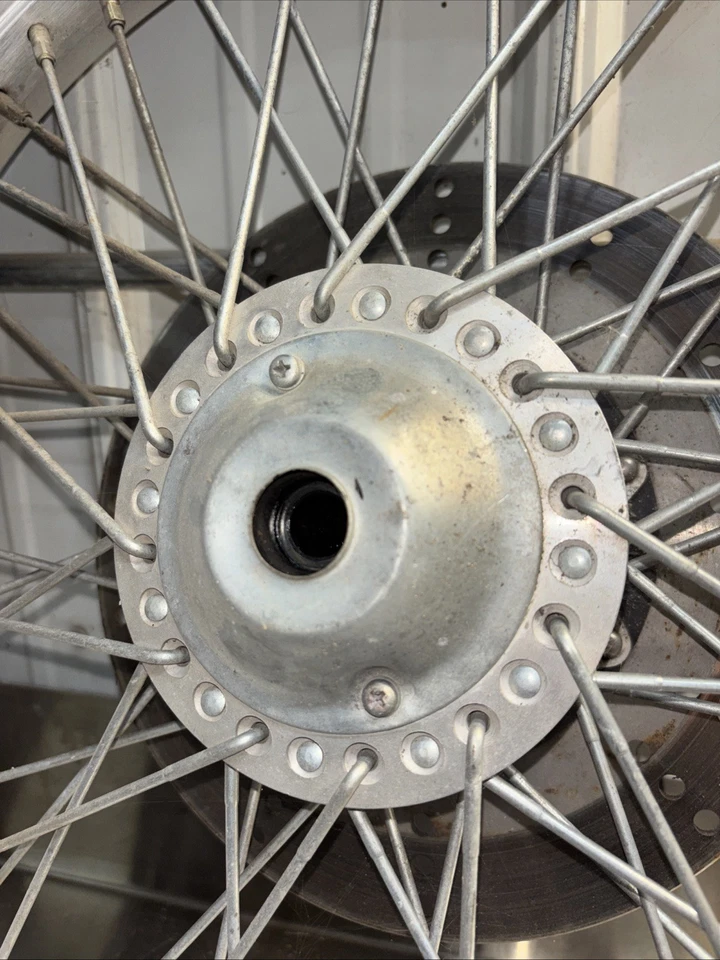 1981 KAWASAKI KZ650 KZ 650 H CSR FRONT WHEEL TIRE RIM BRAKE DISK OEM Foto 2 de 4