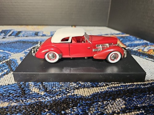 1937 Cord 812 Supercharged model display - Picture 3 of 8