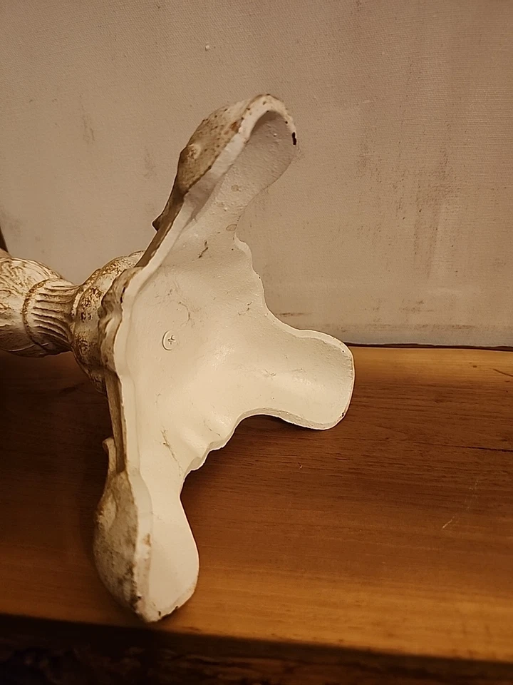 Candelabro pilar de hierro fundido blanco y dorado de 15,25" (A3) Foto 3 de 3