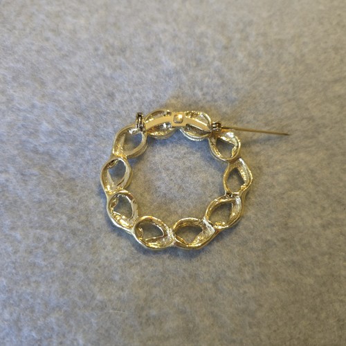 Vintage Gold Tone Wreath Brooch Textured Leaf Design Openwork Circle Pin - Picture 4 of 4