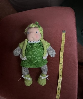 Handgestrickte kleine Puppe 