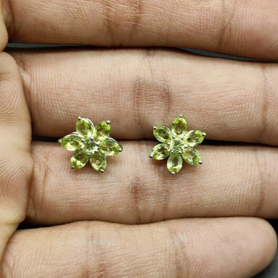 Aretes con flor de peridoto simulada de corte ovalado de 2,15 quilates enchapados en oro blanco de 14K Foto 2 de 4