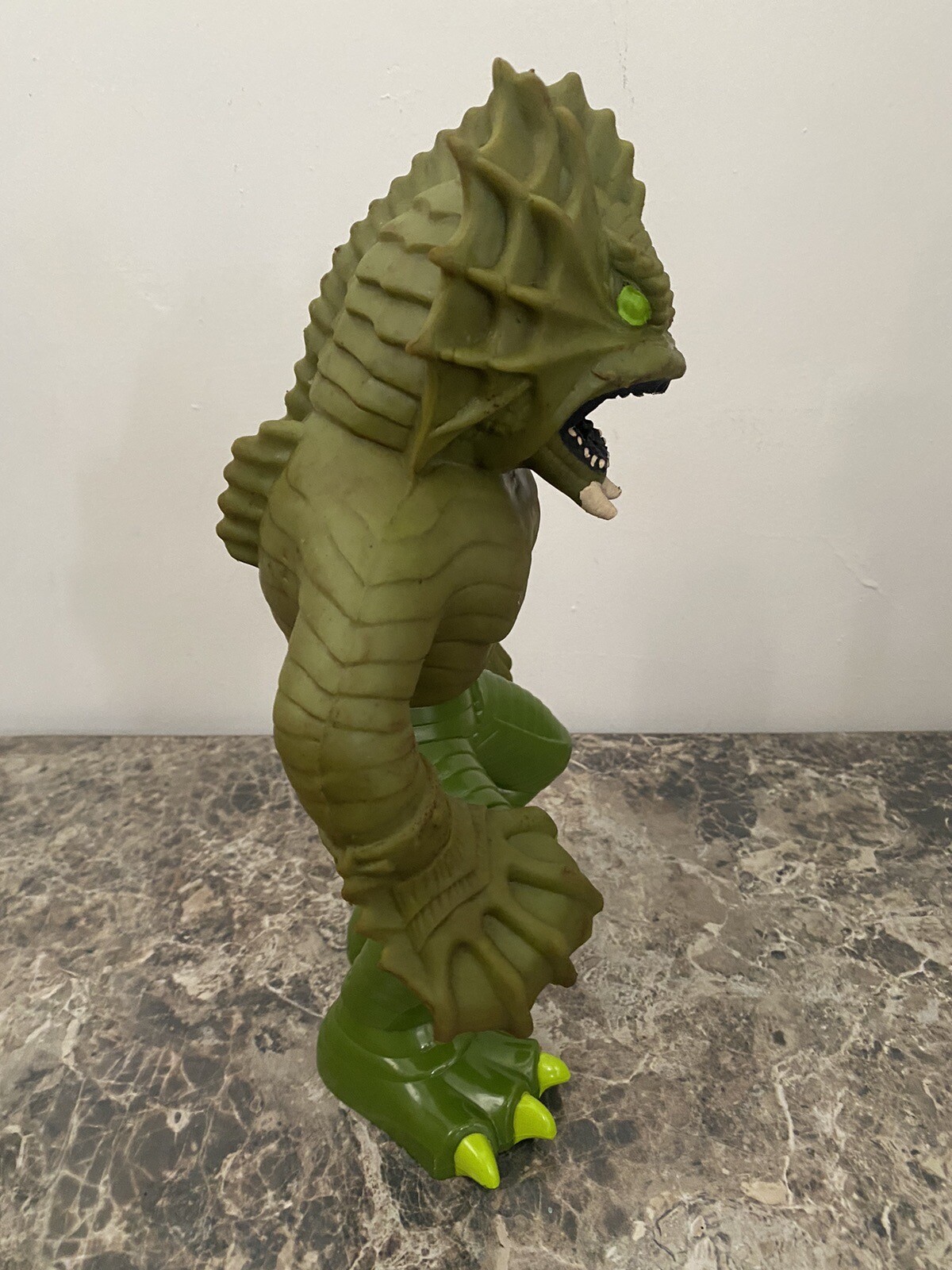 Manley Toy Quest Electronic STRETCH SCREAMERS Swamp Creature 12" Figure